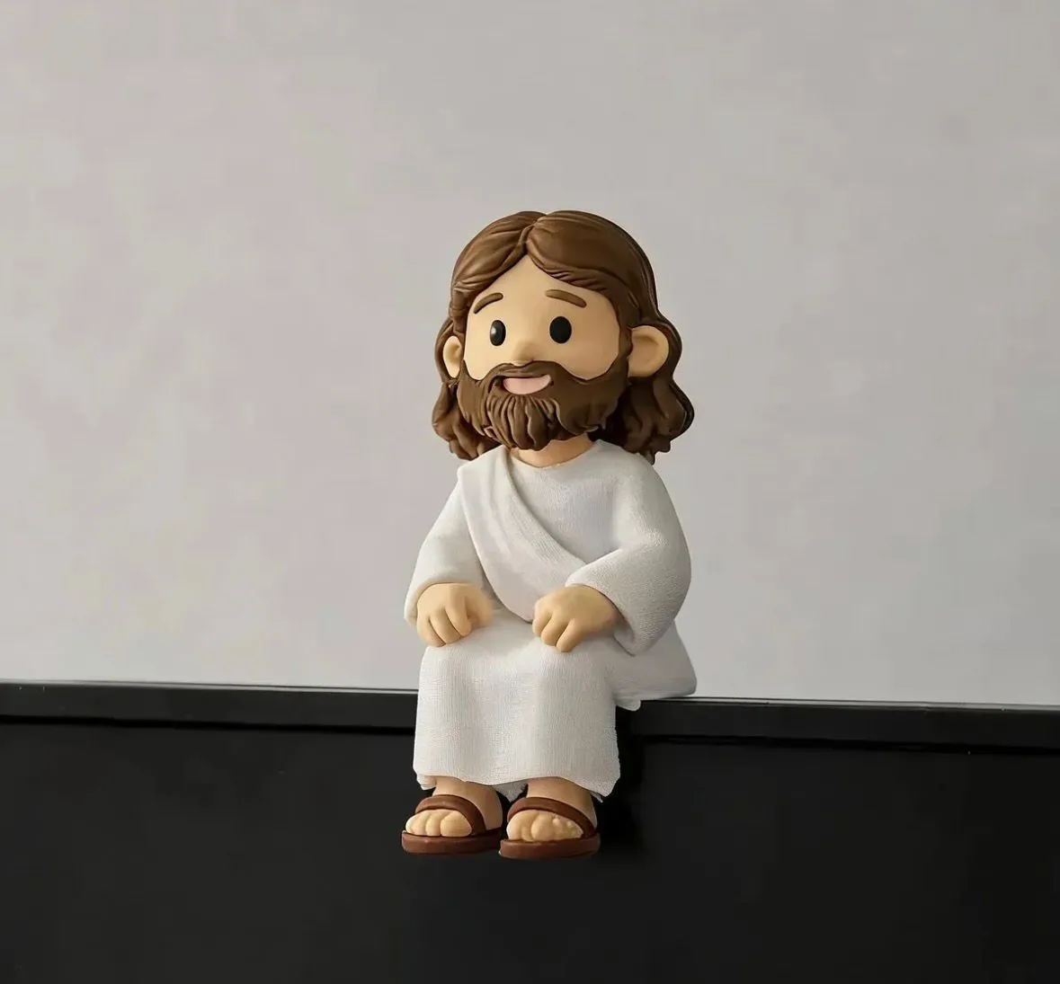 Mini Jesus Sentado Cristão Decorativo Monitor Prateleira